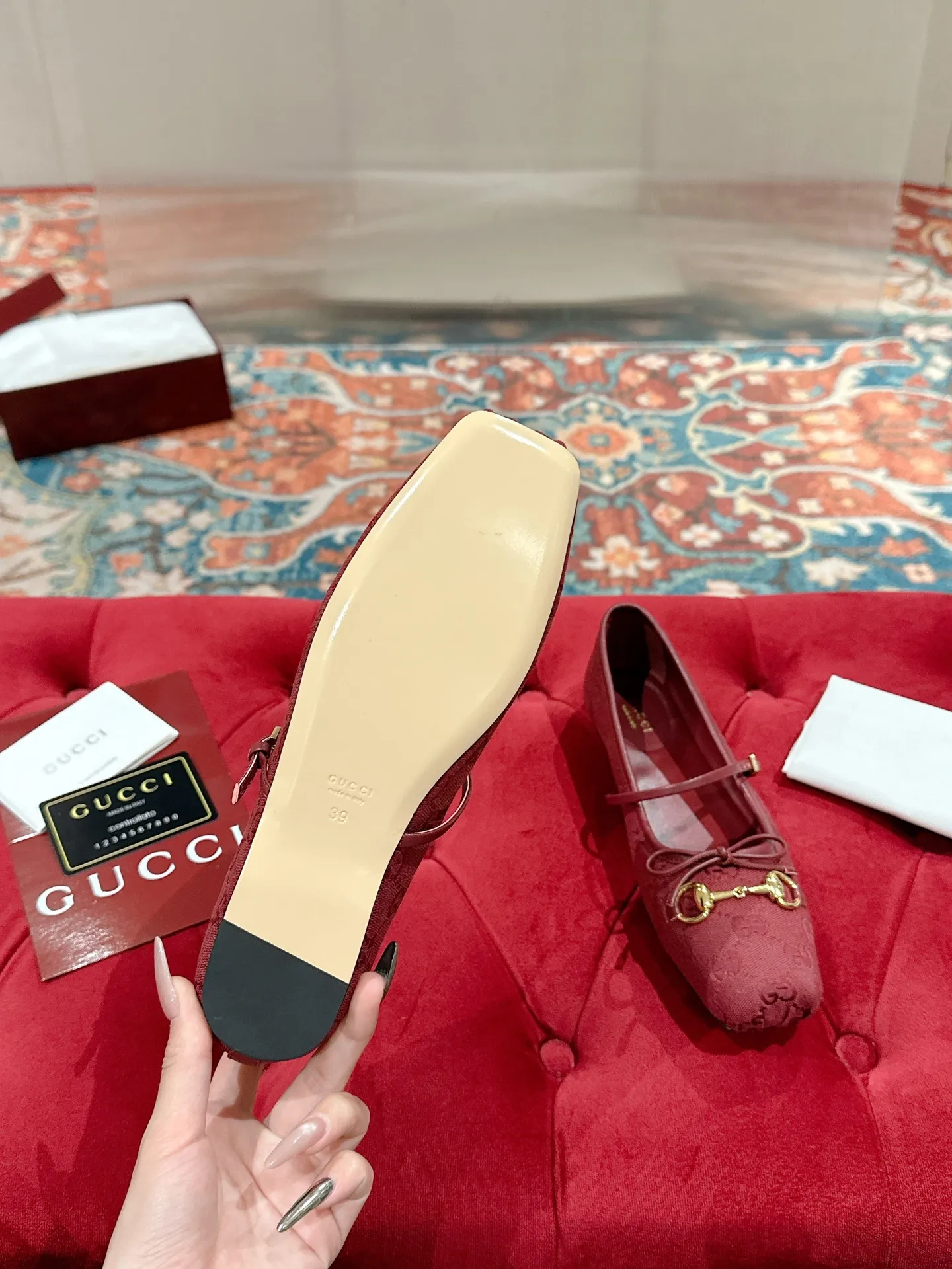 👟👟Ex-factory price 520👟👟 Gucci 2025 early spring 25 series new products🆕Flat ballet shoes horsebit new small square toe shoes, square toe design with elegant bow details, classic, refined, elegant, playful and fashionable flat shoes, creating an excellent wearing experience ▪️Fabric: original custom canvas/sheepskin ▪️Inner lining/foot pads: high-end custom sheepskin lining ▪️Heel height: flat ▪️Outsole: Italian genuine leather ▪️Number of yards: 35-39 (40.41 customized, non-refundable)
